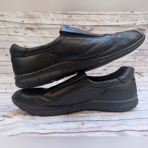 Ecco Size 39 Slip On Black Leather 8.5 US Size Excellent Condition - Picture 2 of 14